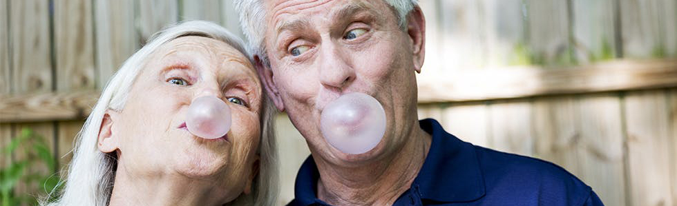 Kvinne og mann som blåser bobler med tyggis. Foto.